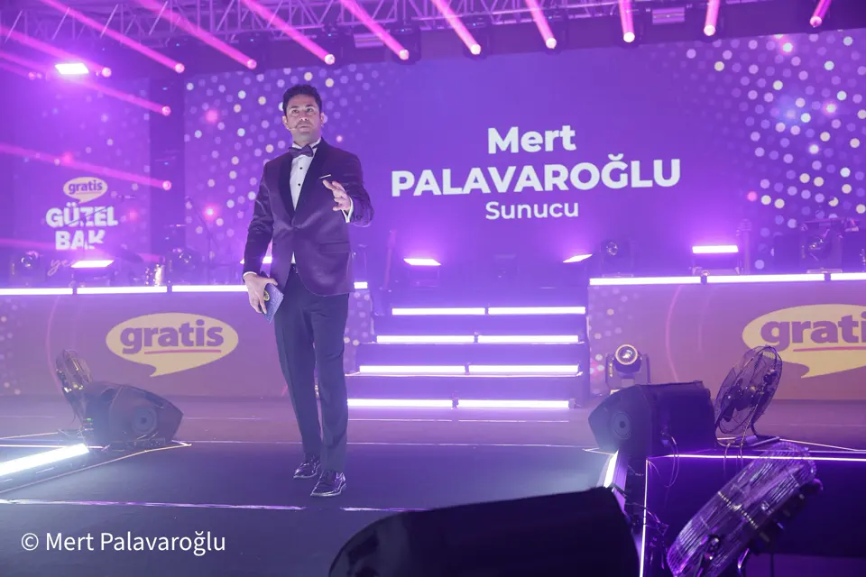 Mert Palavaroğlu — Showman enerjisiyle sahnede